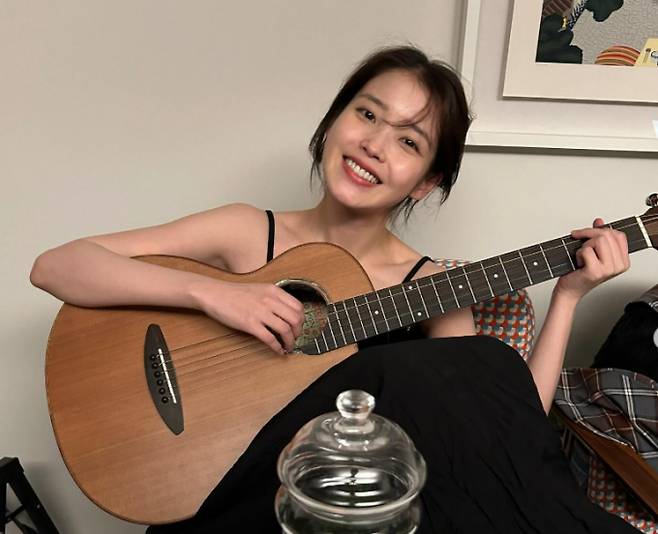 일부 누리꾼이 탄핵 지지 연예인 명단을 만들어 배포하고 이들을 CIA(미국 중앙정보국)에 신고하면서 논란이 일고 있다. /사진=아이유 인스타그램 캡처