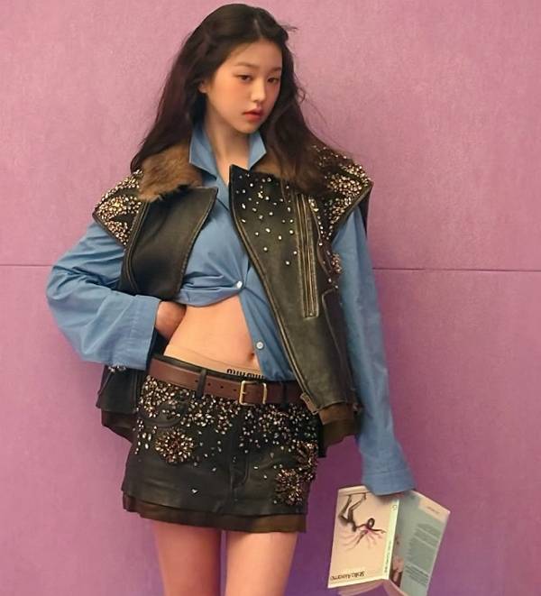 아이브 장원영이 화보 촬영 비하인드 사진들을 공개했다. 사진은 로우라이즈 스커트를 입고 힙한 매력을 과시하는 장원영의 모습. /사진=장원영 인스타그램 캡처