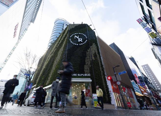 국토교통부가 발표한 2025년 표준지 공시가격(안)에 따르면 서울 중구 소재 네이처리퍼블릭 명동월드점 부지가 내년도 표준지 공시가격 1위에 올랐다. 사진은 지난해 네이처리퍼블릭 명동월드점의 모습. /사진=뉴스1