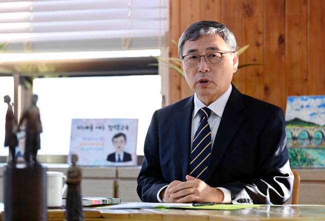 정근식 서울시교육감이 지난 13일 서울 종로구 서울시교육청 집무실에서 진행된 문화일보와의 인터뷰에서 12·3 비상계엄 사태 이후 역사 교육의 중요성, 인공지능(AI) 디지털 교과서의 정책 방향 등 교육 현안을 설명하고 있다.  윤성호 기자