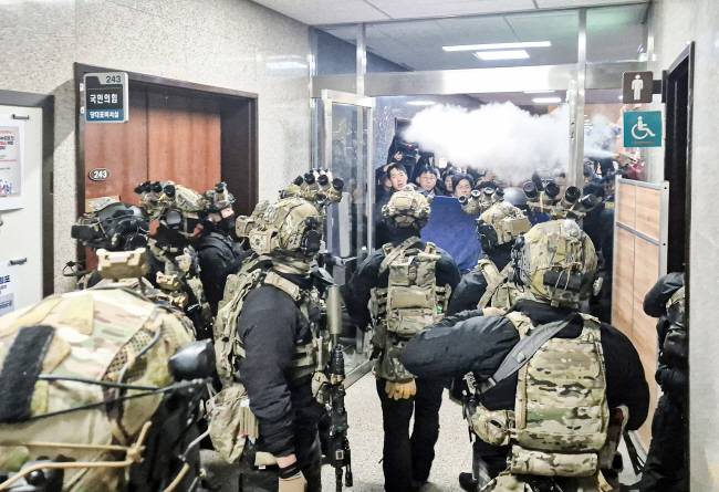 707특수임무단과 제1공수특전여단 요원들이 4일 새벽 국회 내부로 진입한 모습.  연합뉴스