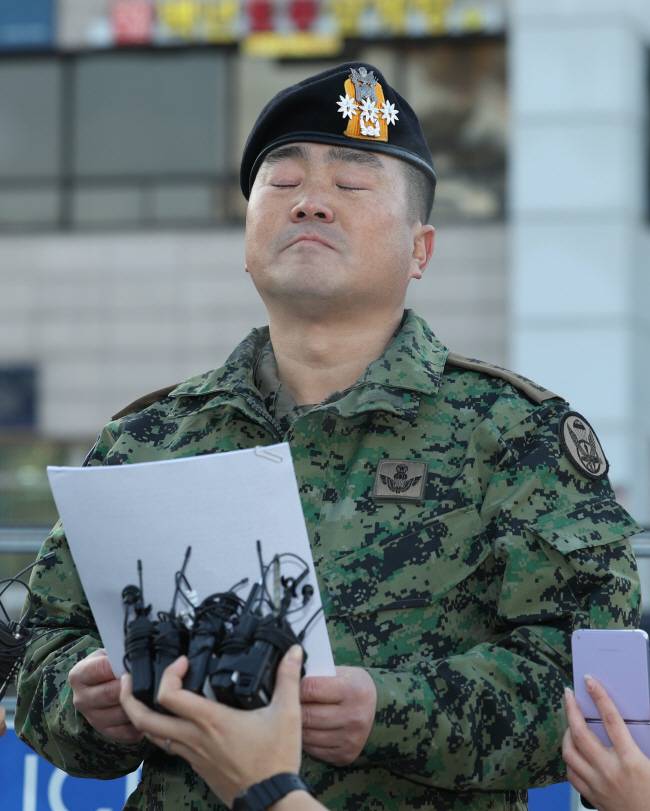 비상계엄 당시 국회 진입 부대를 지휘했던 김현태 707특수임무단장이 9일 오전 서울 용산 전쟁기념관 앞에서 기자회견을 하고 있다. 백동현 기자