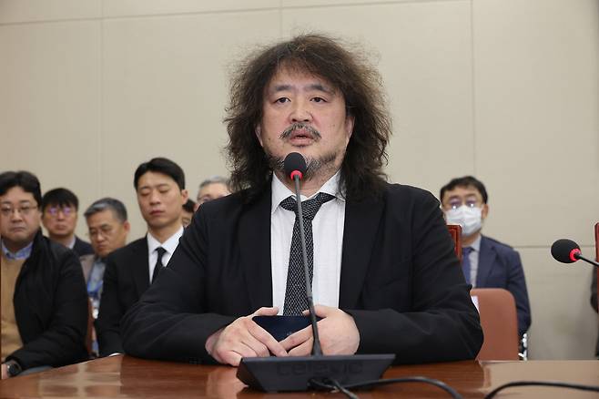 지난 13일 서울 여의도 국회에서 12·3 비상계엄에서의 국가기간방송 KBS 및 관계기관의 역할 등에 대한 현안질의 등을 위해 열린 과학기술정보방송통신위원회 전체회의에서 방송인 김어준 씨가 질의에 답변하고 있다. [연합]
