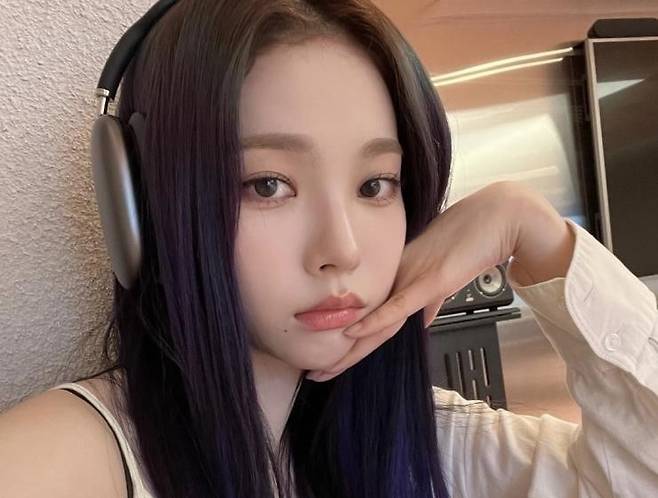 에스파 카리나가 에어팟 맥스를 착용한 모습. [네이버 블로그 갈무리]