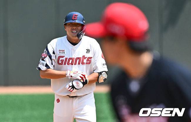 [OSEN=김해, 이석우 기자] 24일 김해 상동구장에서 2024 KBO 퓨처스리그 롯데 자이언츠와 KIA 타이거즈의 경기가 열렸다. 롯데 자이언츠 오선진이 3회말 2사 3루 우익수 오른쪽 1타점 2루타를 치고 미소짓고 있다. 2024.05.24 / foto0307@osen.co.kr