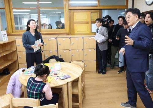 경기교육청, 늘봄학교 정착 지원 (수원=연합뉴스) 올해 3월 4일 경기도교육청 관계자들이 늘봄학교를 운영하는 권선구 능실초등학교를 둘러보고 있다. 2024.3.4 [경기도교육청 제공. 재판매 및 DB 금지]