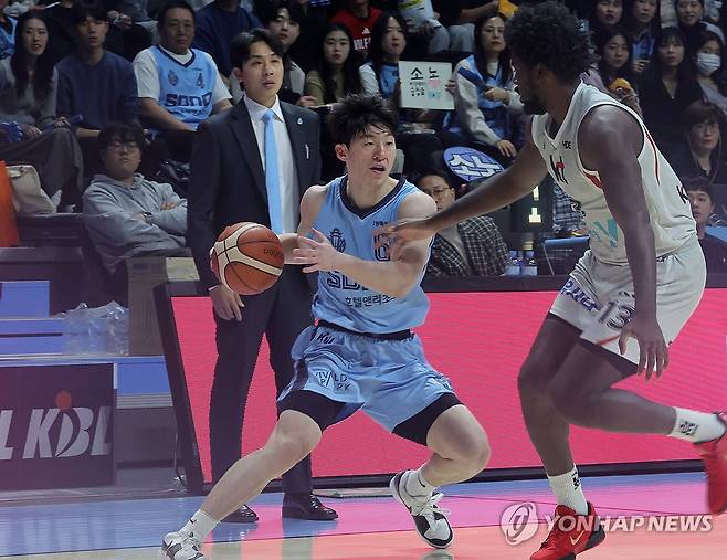 고양 소노 이정현 바라보는 김태술 감독 (고양=연합뉴스) 김병만 기자 = 18일 경기도 고양소노아레나에서 열린 프로농구 고양 소노-수원 KT 경기. 소노 김태술 감독이 이정현의 경기를 지켜보고 있다.2024.12.18 kimb01@yna.co.kr