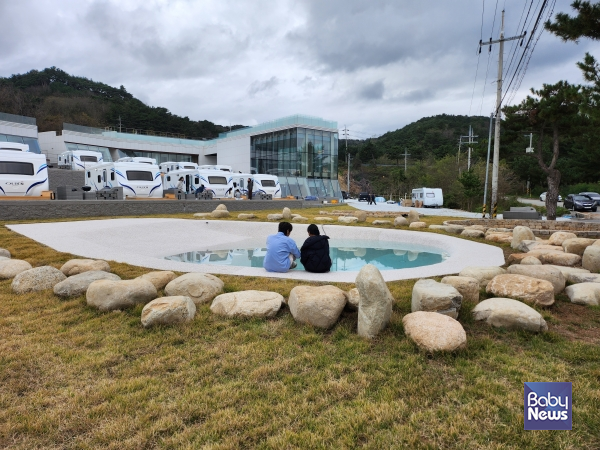 야외에 설치돼 있는 대형 애견수영장. ⓒ올덴리조트