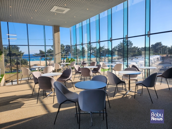 세련된 디자인의 오션뷰 카페. ⓒ올덴리조트