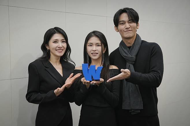 (왼쪽부터) 김경란, 이지나, 시윤 /사진제공=웨이브