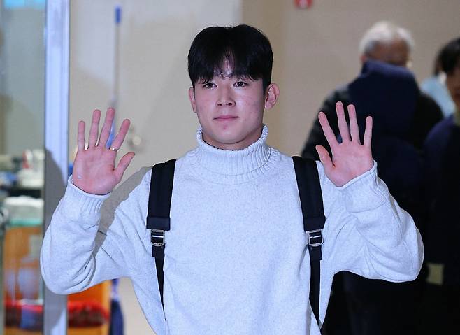 토트넘 홋스퍼로 이적하는 양민혁

    (영종도=연합뉴스) 한종찬 기자 = 2024시즌 한국 프로축구 최고의 슈퍼 루키이자 손흥민 선수가 뛰는 잉글랜드 토트넘 홋스퍼로 이적하는 양민혁 선수가 16일 오전 인천국제공항 제2터미널을 통해 출국하고 있다. 2024.12.16