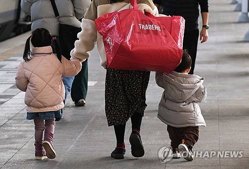 엄마손 꼭 잡고. [연합뉴스]