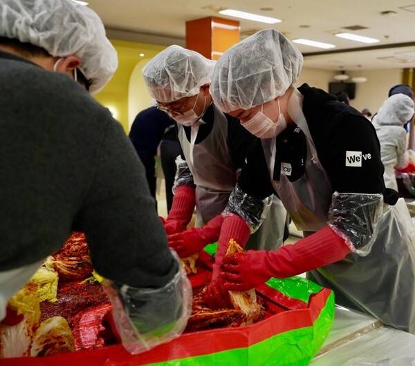 두산건설 '사랑의 김장'나눔'에 참여한 골프 선수 임희정 프로. 사진제공=프레인스포츠