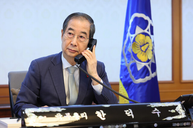 한덕수 대통령 권한대행이 19일 오전 이시바 시게루 일본 총리와 통화하고 있다. 국무총리실 제공