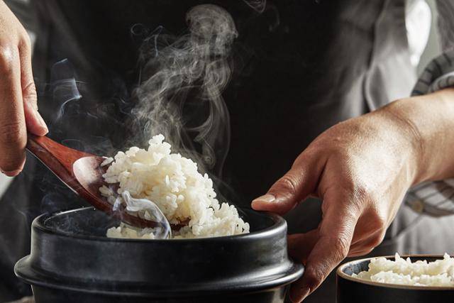 밥의 끈기를 이용해 똘똘 뭉친 주먹밥은 휴대하기 편해 전투식량으로 애용됐다. 게티이미지뱅크