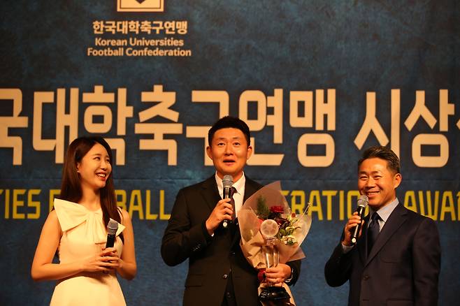 2024 대학 축구 최우수 감독상을 받은 최재영(가운데) 선문대 감독. 사진=대학축구연맹