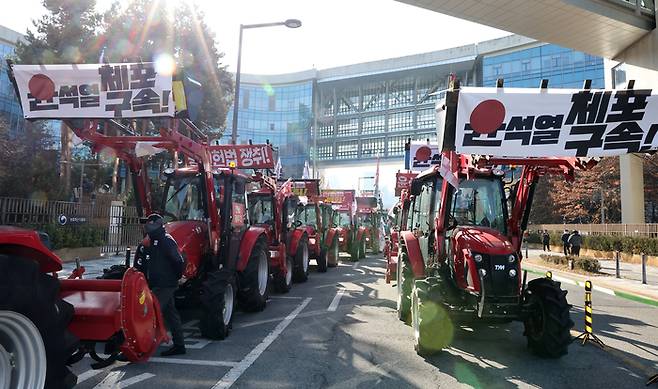 전국농민회총연맹 전봉준 투쟁단 소속 농민들이 19일 정부세종청사 농림축산식품부 앞에 트랙터와 트럭 수십 대를 몰고와 윤석열 정부 농정 실패에 항의하고 있다. 연합뉴스