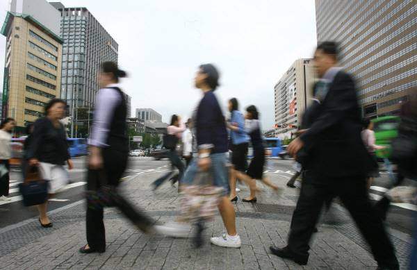 바쁘게 출근하는 직장인들. 사진은 기사와 관련 없음. 연합뉴스