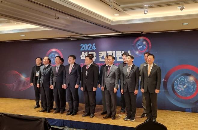 18일 오후 서울 중구 롯데호텔에서 열린 ‘2024 석유 컨퍼런스’에서 석유업계 민·관·학 이해관계자들이 기념촬영을 하고 있다. 사진=김재민 기자&nbsp;