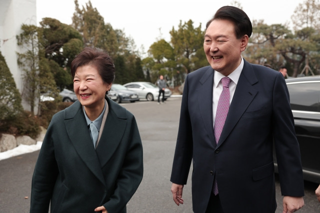 지난해 12월 서울 한남동 관저에서 만난 윤석열 대통령과 박근혜 전 대통령. 대통령실 제공