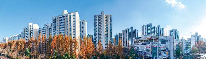 정부가 1기 신도시 재건축 선도지구를 선정하면서 신도시 부동산이 들썩이는 모습이다. 사진은 분당신도시 전경. (윤관식 기자)