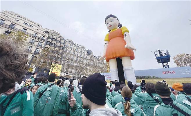 프랑스 파리 샹젤리제 거리에서 열린 넷플릭스 오리지널 시리즈 ‘오징어 게임’ 재현 현장 이벤트에서 참가자들이 드라마 속 게임인 ‘무궁화꽃이 피었습니다’에 참여하고 있다. ‘오징어 게임’ 시즌2는 오는 12월 26일 넷플릭스에서 공개될 예정이다. (연합뉴스)
