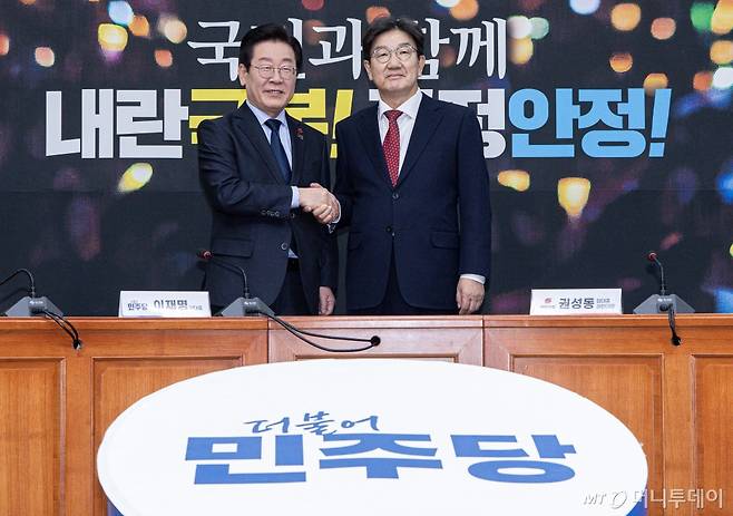 이재명 더불어민주당 대표가 지난 18일 오후 서울 여의도 국회에서 권성동 국민의힘 원내대표와 악수하고 있다. /사진=뉴스1