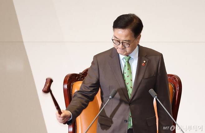 우원식 국회의장이 지난 14일 서울 여의도 국회에서 윤석열 대통령 탄핵소추안을 안건으로 열린 제419회 국회(임시회) 제4차 본회의에서 탄핵안 가결을 선포한 뒤 본회의를 산회하고 있다. /사진=뉴시스