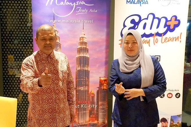 한국 여행사, 미디어 관계자들을 상대로 한 만찬설명회에서 한국민들에 우정을 전하고 있는 마노하란 페리아사미 관광청장과 파딜라 국제이사[함영훈 기자]