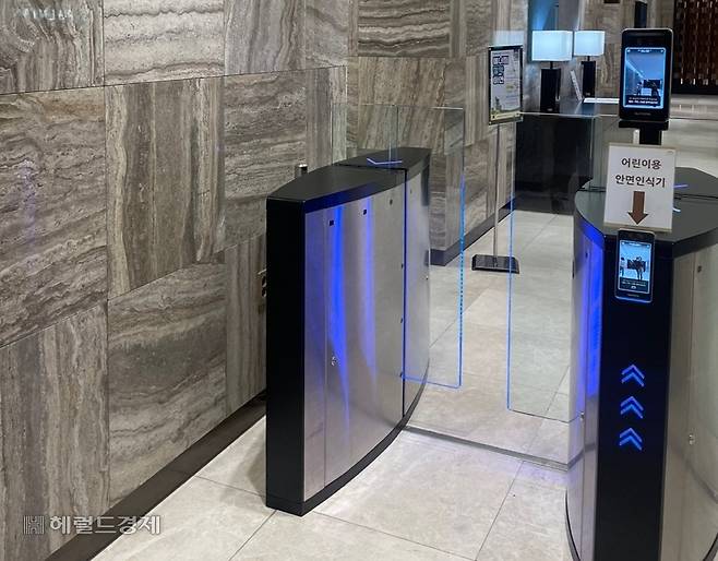 서울 강남구 개포동 ‘래미안 블레스티지’ 아파트 커뮤니티 출입구에 설치된 안면인식 시스템. [입주민 제공]