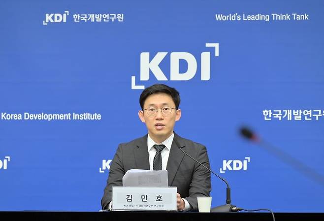 [세종=뉴시스] 김민호 한국개발연구원(KDI) 산업·시장정책연구부 연구위원은 19일 이런 내용을 담은 KDI FOCUS '챔피언으로 가는 길: 중소·중견기업 지원정책의 전환 방안'을 발표했다. (사진 = KDI 제공) 2024.12.19.  *재판매 및 DB 금지