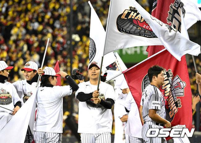 [OSEN=잠실, 이대선 기자] LG 트윈스가 29년 만에 한국시리즈 우승을 차지했다.&nbsp;LG는 13일 서울 잠실구장에서 열린 2023 KBO리그 한국시리즈(7전 4선승제) 5차전 KT와 경기에서 6-2로 승리했다. 이로써 LG는 1차전을 패한 후 4연승을 거두며 한국시리즈 우승을 차지했다. 1994년 우승 이후 무려 29년 만에 숙원인 한국시리즈 우승 한풀이에 성공했다. 2023.11.13 /sunday@osen.co.kr