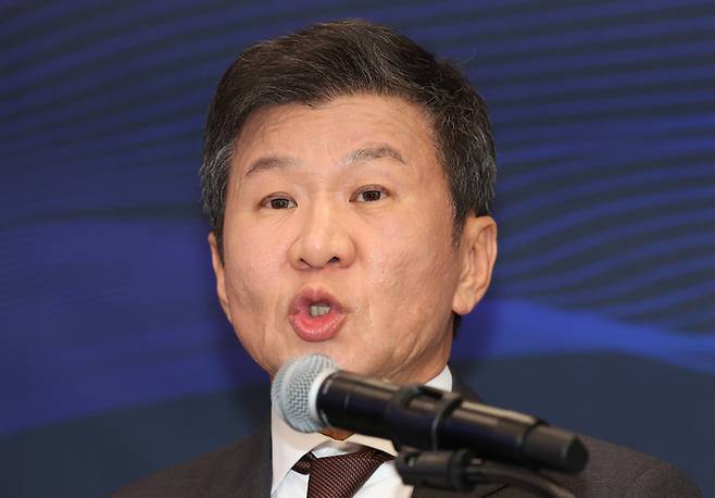 정몽규 대한축구협회장이 19일 오후 서울 종로구 포니정재단빌딩에서 열린 선거 출마 기자회견에서 취재진 질문에 답하고 있다. 연합뉴스