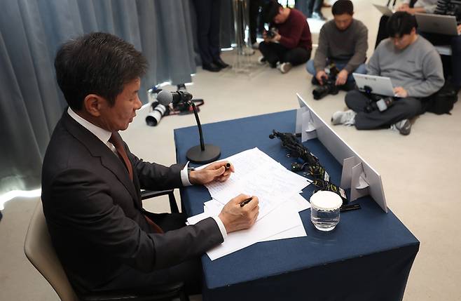 정몽규 대한축구협회장이 19일 오후 서울 종로구 포니정재단빌딩에서 열린 선거 출마 기자회견에서 취재진 질문을 들으며 메모하고 있다. 연합뉴스