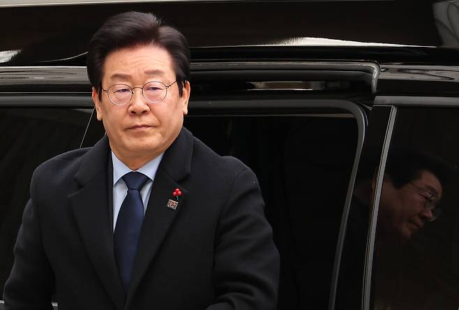 이재명 더불어민주당 대표가 17일 서울 서초구 서울중앙지법에서 열린 '대장동 배임·성남FC 뇌물' 관련 1심 속행 공판에 출석하며 법정으로 향하고 있다. ⓒ 연합뉴스