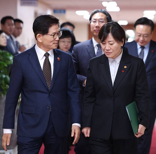 김문수 고용노동부 장관과 송미령 농림축산식품부 장관이 19일 정부서울청사에서 열린 임시 국무회의에 입장하고 있다. ⓒ 연합뉴스