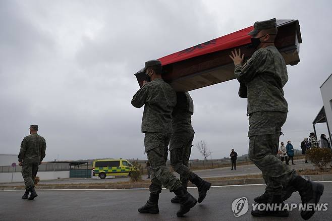 2021년 9월 인종학살 희생자 유해 담긴 관 운구하는 코소보 군인들 [EPA 연합뉴스 자료사진. 재판매 및 DB 금지]