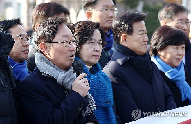 발언하는 박범계 부단장 (서울=연합뉴스) 윤동진 기자 = 더불어민주당 윤석열내란진상조사단 박범계 부단장이 16일 오전 서울 용산 대통령실 인근에서 열린 ‘내란 혐의 철저 수사 촉구’ 기자회견에서 발언하고 있다. 2024.12.16 mon@yna.co.kr