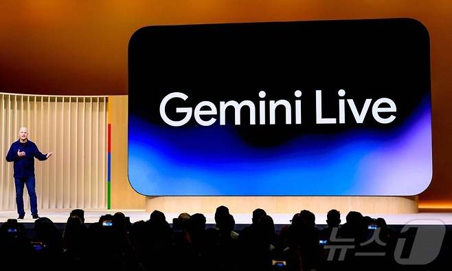 릭 오스터로 구글 디바이스·서비스 사업 부문 수석 부사장 '제미나이 라이브'를 소개하고 있다. ⓒ AFP=뉴스1 ⓒ News1