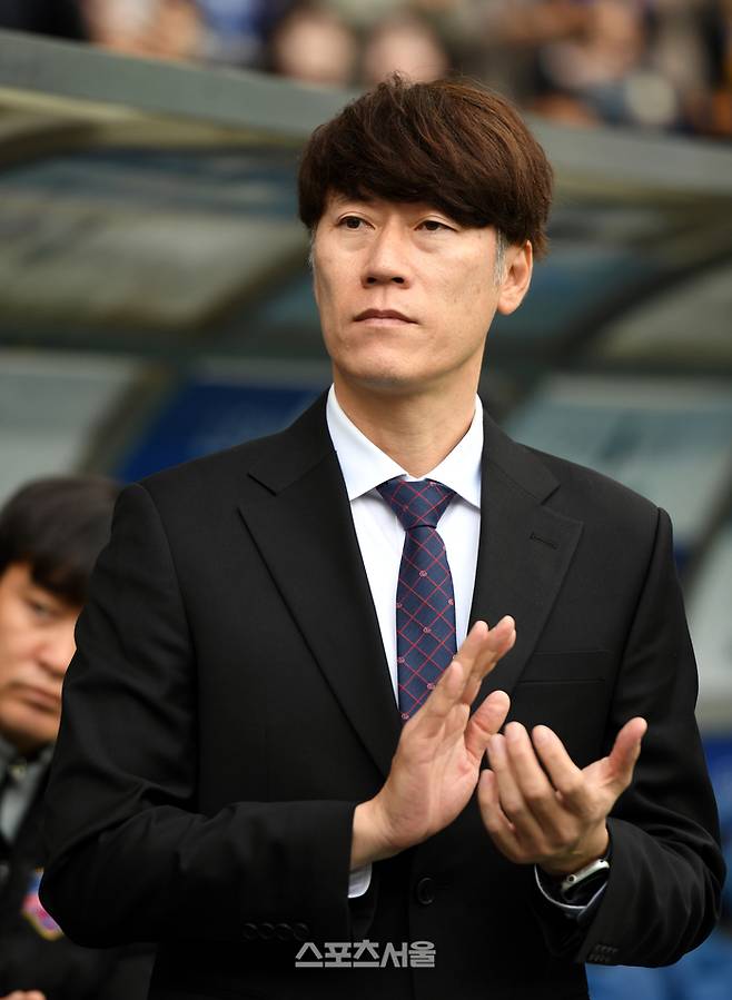 수원FC 김은중 감독이 23일 울산 문수축구경기장에서 열린 K리그1 울산HD와 경기에 앞서 선수들의 입장을 지켜보고 있다.  2024. 11. 23. 울산 | 최승섭기자 thunder@sportsseoul.com