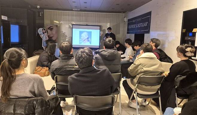 최우식 라마르의원 울산점 원장이 지난 19일 진행한 휴젤 H.E.L.F. 트레이닝에서 흡수성 봉합사와 보툴리눔 톡신 병행 시술 이론 강의를 진행하고 있다. ⓒ휴젤