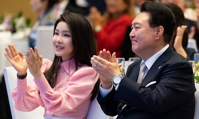 윤석열 대통령과 김건희 여사가 7월 8일(현지시각) 미국 하와이 동포간담회에서 박수를 치고 있다. 사진공동취재단