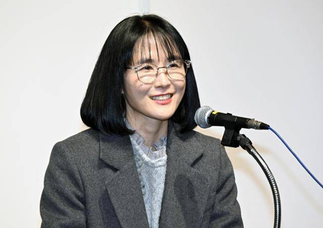 제57회 한국일보문학상 수상자인 위수정 작가가 20일 서울 중구 프란치스코교육회관에서 열린 시상식에서 수상 소감을 말하고 있다. 홍인기 기자