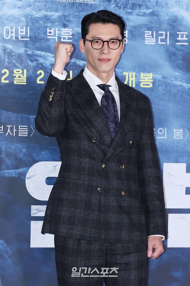 배우 현빈이 18일 오후 서울 용산구 용산CGV아이파크몰에서 열린 영화 '하얼빈' 언론배급시사회 및 기자간담회에 참석해 포즈를 취하고 있다. '하얼빈'은 안중근 의사가 이토 히로부미 암살에 나서기까지 여정을 그렸다. 12월 24일 개봉. 서병수 기자 qudtn@edaily.co.kr /2024.12.18/