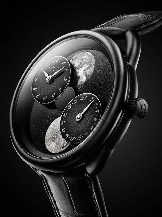 2개의 서브 다이얼이 회전하는 동시에 밤하늘 위 달의 모습을 보여주는 ‘아쏘 레흐 드 라룬’. 사진 에르메스