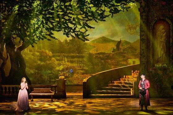 록산(왼쪽)과 록산을 바라보는 시라노. 사진 RG컴퍼니·CJENM