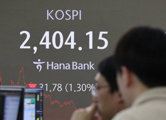 20일 오후 서울 중구 하나은행 본점 딜링룸 전광판에 코스피 지수가 표시되고 있다. 이날 코스피 지수는 전 거래일 대비 31.78포인트(1.30%) 하락한 2,404.15로 장을 마쳤다. 뉴스1