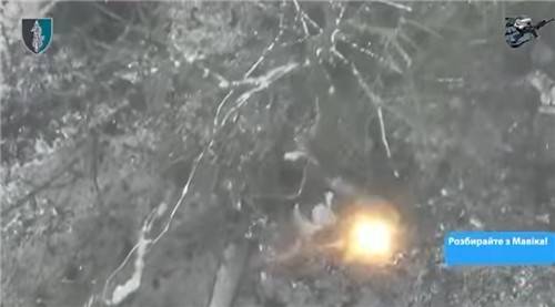 ▲ 우크라이나 특수작전군이 쿠르스크 전선의 북한군을 격퇴하는 모습이라며 공개한 장면. 한 병사가 앉아있는 자리에 공격으로 인한 섬광이 일고 있다. [우크라이나 특수작전군 페이스북 영상 캡쳐·연합뉴스]