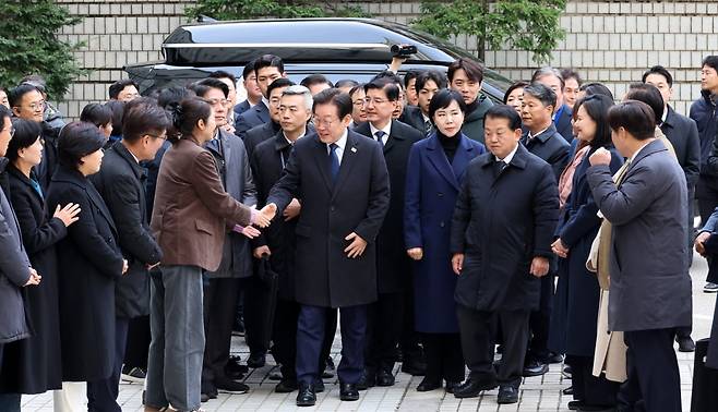 공직선거법 위반 사건 1심에서 징역형의 집행유예를 선고받은 더불어민주당 이재명 대표가 지난 11월 25일 오후 서울 서초구 서울중앙지법에서 열린 '위증교사' 혐의 사건 1심 선고 공판에 출석하며 법정으로 향하고 있다./ 사진=연합뉴스