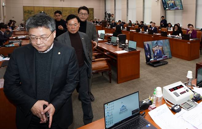 20일 서울 영등포구 여의도 국회에서 열린 문화체육관광위원회 전체회의에서 신동욱 국민의힘 의원과 관련된 의혹들이 제기되면서 현안질의가 지연되자 박정한 국민의힘 의원 등이 회의장을 빠져나가고 있다.